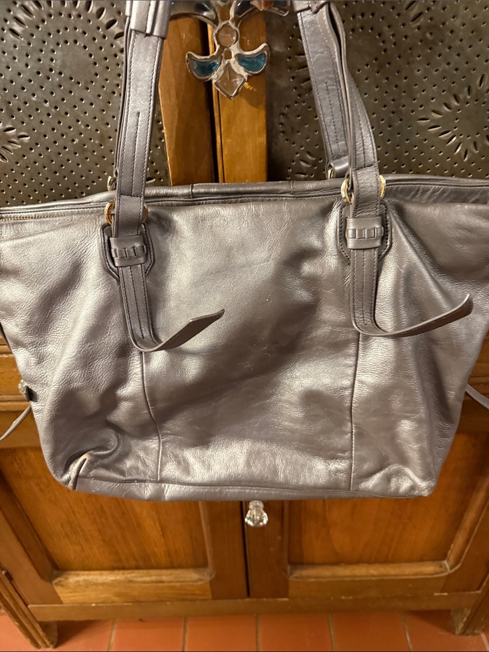 Platinum ,quality leather,purse with great details. Excellent Cole Hahn. - Picture 2 of 7